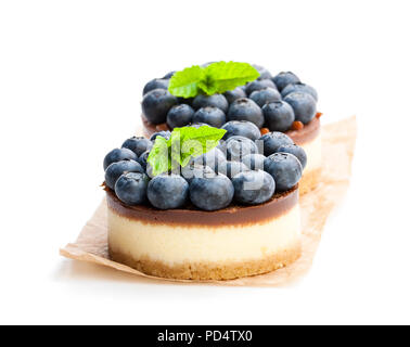 Zwei mini Schokolade Käsekuchen mit frischen Heidelbeeren isoliert auf weißem Stockfoto