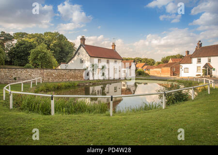 Ein Teich in dem Dorf Bischof Burton, East Riding von Yorkshire, Vereinigtes Königreich, am Donnerstag, den 2. August 2018, Stockfoto