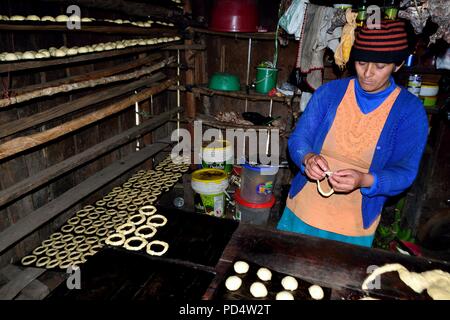 Kneten - Bäckerei in El Carmen DE LA FRONTERA - Ecuador border-Huancabamba. Abteilung von Piura. PERU Stockfoto