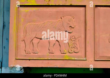 Tiger Carven auf Balkon - Traditionelles Haus in El Carmen DE LA FRONTERA - Ecuador border-Huancabamba. Abteilung von Piura. PERU Stockfoto