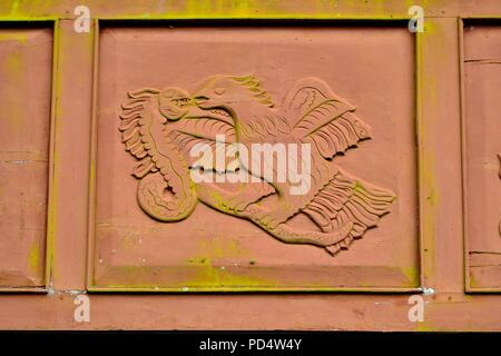 Adler jagen snake Carving auf Balkon - Traditionelles Haus in El Carmen DE LA FRONTERA - Ecuador border-Huancabamba. Abteilung von Piura. PERU Stockfoto