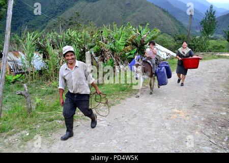 Schleppen Wasser in El Carmen DE LA FRONTERA - Ecuador border-Huancabamba. Abteilung von Piura. PERU Stockfoto