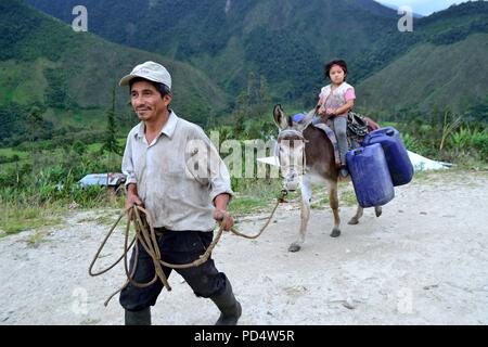 Schleppen Wasser in El Carmen DE LA FRONTERA - Ecuador border-Huancabamba. Abteilung von Piura. PERU Stockfoto