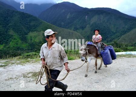 Schleppen Wasser in El Carmen DE LA FRONTERA - Ecuador border-Huancabamba. Abteilung von Piura. PERU Stockfoto