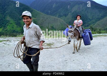 Schleppen Wasser in El Carmen DE LA FRONTERA - Ecuador border-Huancabamba. Abteilung von Piura. PERU Stockfoto