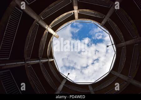 Suche gerade nach oben, um den Himmel von unten in einem Gebäude, einer einzigartigen Perspektive Stockfoto