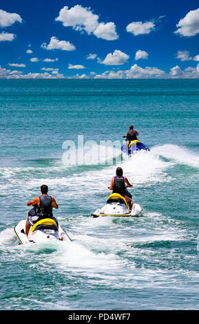 Jet ski Beschleunigung heraus über die Bucht Stockfoto