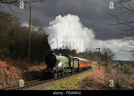 B 12 8572 Köpfe weg von Bewdley auf der SVR unter stürmischen Wolken 13.3.18 Stockfoto