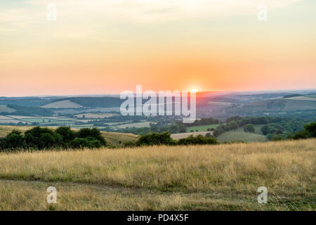 Blick von Butser Hill Nature Reserve in den South Downs in Hampshire bei Sonnenuntergang im Sommer 2018, England, Großbritannien Stockfoto