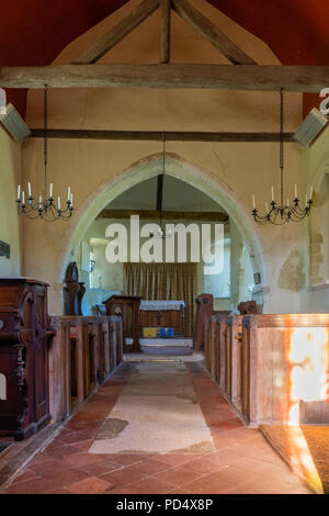 Im Inneren der St. Maria Kirche in Upwaltham - eine kleine Kirche aus dem 12. Jahrhundert in Upwaltham Stockfoto