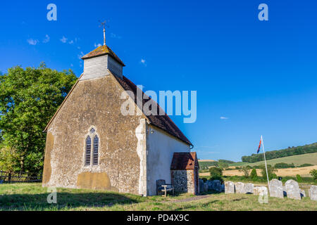 Marienkirche in Upwaltham - eine kleine Kirche aus dem 12. Jahrhundert in Upwaltham durch Landschaft und blauer Himmel, Upwaltham, West Sussex, England, Großbritannien Stockfoto