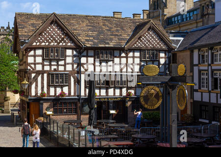 Shambles Square in Manchester. Haus der Sinclairs Oyster Bar und die Alten Wellington Inn Stockfoto