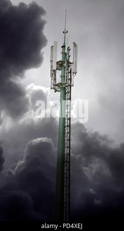 Detaillierte Foto von einem hohen communications Turm in einem bewölkten Tag Stockfoto