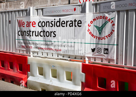 Rücksichtsvoll Konstruktoren Banner auf einer Horten außerhalb einer Entwicklung Standort in Manchester City Centre Stockfoto