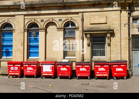 Biffa bins aufgereiht außerhalb der Victoria Station in Manchester. Stockfoto