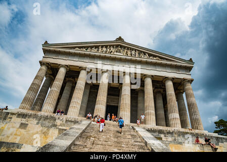 Donaustauf, Bayern, Deutschland - 27 Juli, 2018: Menschen auf der Tour in der Halle des Ruhmes - Walhalla Memorial. Niederländisch Niederländisch oder Winkel neigen Bild Technik Stockfoto