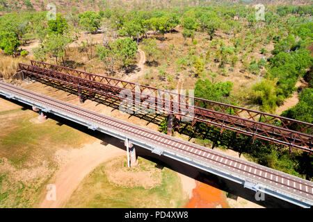 Luftbild von alt und modern Palmerston und Pine Creek Railway bridges, Adelaide River, Northern Territory, Australien Stockfoto