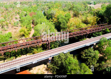 Luftbild von alt und modern Palmerston und Pine Creek Railway bridges, Adelaide River, Northern Territory, Australien Stockfoto