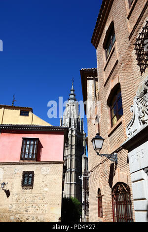 Historische Straße und Turm der Kathedrale der Hl. Maria, Toledo, Kastilien-La Mancha, Spanien Stockfoto