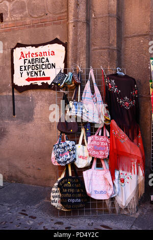 Tote Beutel für den Verkauf außerhalb Souvenir Shop, Toledo, Kastilien-La Mancha, Spanien Stockfoto