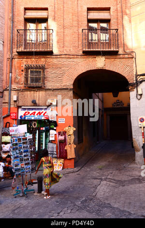 Souvenir shop in typischen Backsteingebäude, Toledo, Kastilien-La Mancha, Spanien Stockfoto