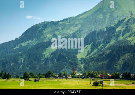 Blick auf die Zugspitze in den österreichischen Alpen im Sommer mit Feriendörfer und touristische Ziele Stockfoto
