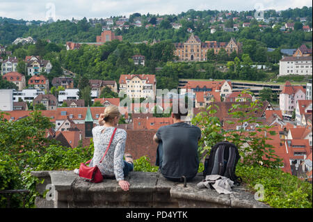 05.06.2017, Tübingen, Baden-Württemberg, Deutschland, Europa - ein Mann und eine Frau genießen Sie den Blick von der Burg Hohentuebingen über die Altstadt von Tübingen Stadt Stockfoto