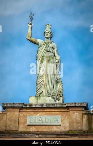 Die Italia Statue von Alexander Stoddart auf der Oberseite des Italienischen Zentrum im Merchant City Bereich von Glasgow, Schottland. Stockfoto