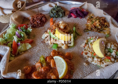 Afrikanische Speisen. Injera ist ein sauerteig Fladenbrot aus teff Mehl gemacht. Es ist dem nationalen Gericht aus Äthiopien, Eritrea, Somalia und Dschibuti Stockfoto