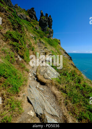 Sonnigen Sommer Blick aus der Nähe von Schraubenkopf über Starehole Bay, in Richtung der Mündung und Prawle Punkt, Salcombe, Devon, Großbritannien Stockfoto