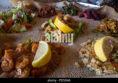 Afrikanische Speisen. Injera ist ein sauerteig Fladenbrot aus teff Mehl gemacht. Es ist dem nationalen Gericht aus Äthiopien, Eritrea, Somalia und Dschibuti Stockfoto