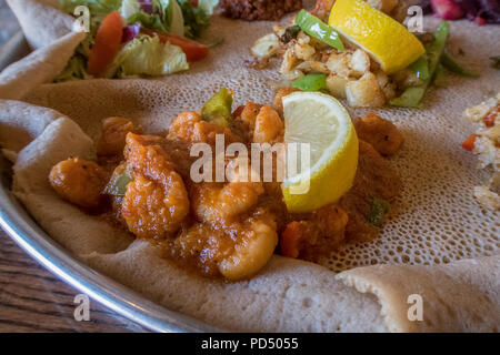 Afrikanische Speisen. Injera ist ein sauerteig Fladenbrot aus teff Mehl gemacht. Es ist dem nationalen Gericht aus Äthiopien, Eritrea, Somalia und Dschibuti Stockfoto