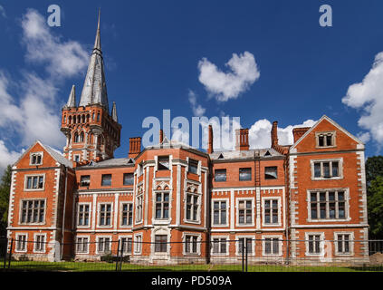 Vorderansicht auf verlassenen ein neo-gotischen Stil Tyszkiewicz Palace in Lentvaris, Osteuropa Litauen, können mehrere Paläste von tyszkiewicz Familie beziehen. Stockfoto