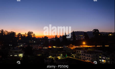 Schönen Abend, Himmel, Dämmerung, über ein Teil von Ooty Stadt in Tamil Nadu, Indien Stockfoto