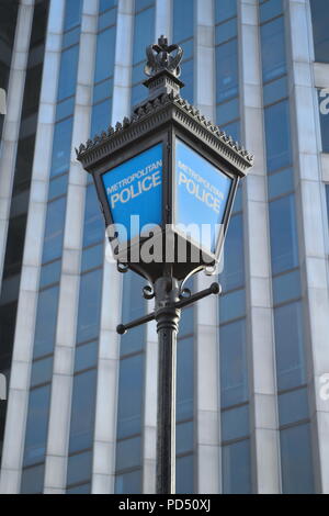 Mit der Polizei melden Sie sich an, um eine Front des Gebäudes Strassenlaterne Stockfoto