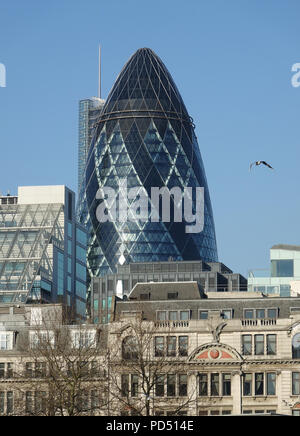 LONDON - ENGLAND - Jan 21, 2017: 30 St Mary Axe ist ein Wolkenkratzer in London's Primary Financial District LONDON - ENGLAND - Jan 21, 2017: Stockfoto