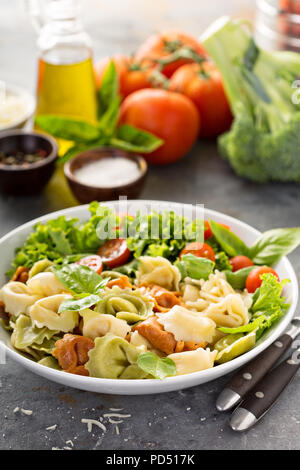 Rainbow Käse Tortellini mit frischem Gemüse und Salat Stockfoto