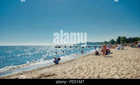 Unscharfes Bild mit Menschen am Strand im südlichen Schweden Stockfoto