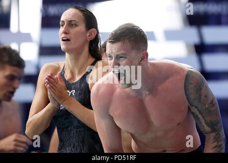 In Großbritannien Georgien Davies und Adam Peatycheer auf ihre Teamkollegen in der 4 x 100 m Medley Relay Mixed Final bei Tag fünf der 2018 europäischen Meisterschaften an der Tollcross International Swimming Centre, Glasgow. Stockfoto