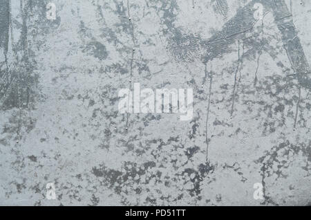 Hintergrundbild mit einer Betonwand, in glänzendem Silber mit Aerosol Chrom bemalt vernickelt Lackierung für Zeichnung Graffiti Stockfoto