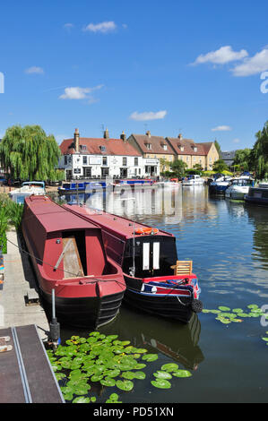 Schmale Boote auf dem Fluss Great Ouse mit dem Cutter Inn an der Rückseite, Ely, Cambridgeshire, England, Großbritannien Stockfoto