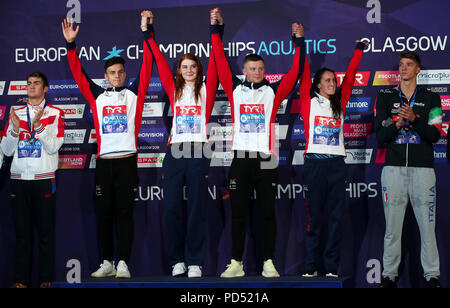 Großbritanniens James Guy, Freya Anderson, Adam Torfigen und Georgien Davies feiern Gold in der 4 x 100 m Gemischte Medley Relais bei Tag fünf der 2018 europäischen Meisterschaften an der Tollcross International Swimming Centre, Glasgow. Stockfoto