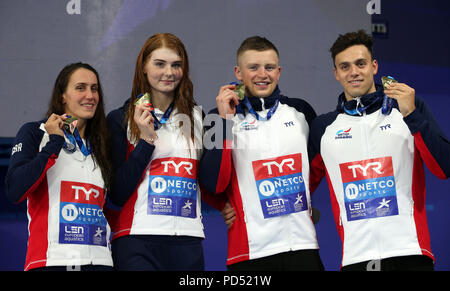 In Großbritannien Georgien Davies, Freya Anderson, Adam Torfigen und James Guy feiern Gold in der 4 x 100 m Gemischte Medley Relais bei Tag fünf der 2018 europäischen Meisterschaften an der Tollcross International Swimming Centre, Glasgow. Stockfoto