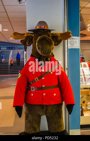 Kanadische Mounties Uniform auf einem ausgestopften Bären Schaufensterpuppe im Tourist Center für die Athabasca Gletscher auf dem Icefields Parkway in Alberta, Kanada. Stockfoto