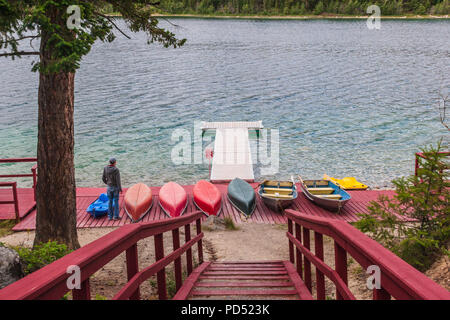 Kanus auf Patricia Lake im Jasper National Park in Alberta, Kanada. Stockfoto