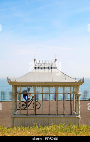 Eine traditionelle Unterkunft am Meer an der Küste von Ramsgate, auf der Isle of Thanet, in Kent, Großbritannien Stockfoto