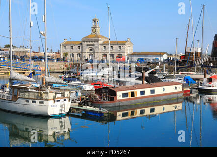 Blick über den Hafen von Ramsgate Royal, das Maritime Museum am Kai, auf der Isle of Thanet, in Kent, Großbritannien Stockfoto