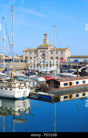 Blick über den Hafen von Ramsgate Royal, das Maritime Museum am Kai, auf der Isle of Thanet, in Kent, Großbritannien Stockfoto