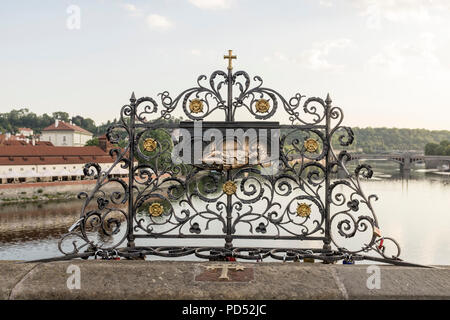 Messingschild von St. Johannes von Nepomuk rieb auf Glanz durch unzählige Hände berühren für gutes Glück auf der Karlsbrücke in Prag, Tschechische Republik. Stockfoto