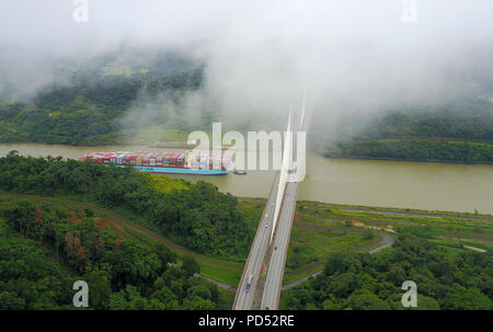 PANAMA, PANAMA - 11. AUGUST 2017: Große Post-Panamax-Schiff über den Panamakanal unter die Centennial Bridge, dass verbindet Ost und West Panama. Stockfoto